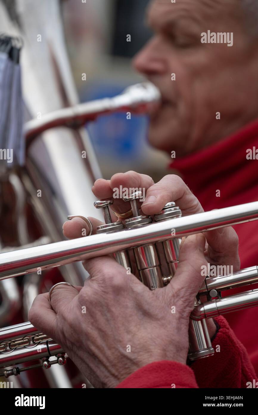 primo piano di trombettisti su valvole, banda di ottoni, gouda, paesi bassi Foto Stock