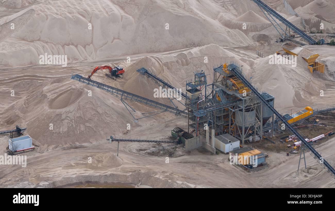 Cava di sabbia e ghiaia per la lavorazione di materiali naturali Foto Stock