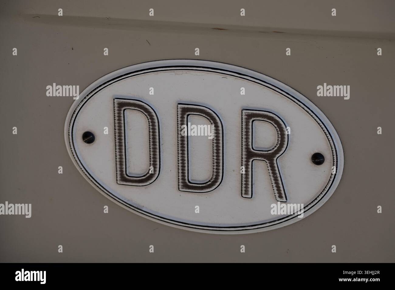 Targa DDR su un'auto Trabant, Stratford-upon-Avon Festival of Motoring, Warwickshire, Regno Unito Foto Stock