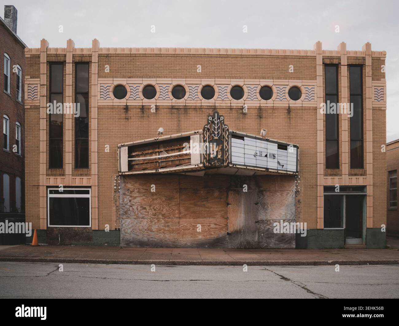 Vista frontale dello storico edificio abbandonato in stile Art Deco Massac Theatre con ingresso in compensato a bordo a Metropolis, Illinois Foto Stock