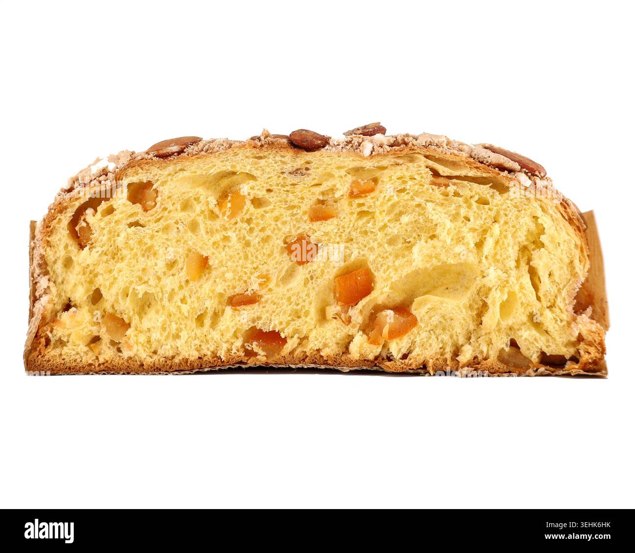 Sezione trasversale di Colomba Pasquale, dessert natalizio italiano, con la consistenza della sua ricetta classica a base di frutta candita, mandorle e farina. Foto Stock