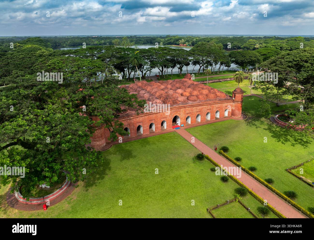 Vista aerea della storica Moschea Sixty Dome con le sue cupole in mattoni di terracotta circondate da lussureggianti prati verdi e grandi alberi Bagerhat, divisione Khulna Foto Stock