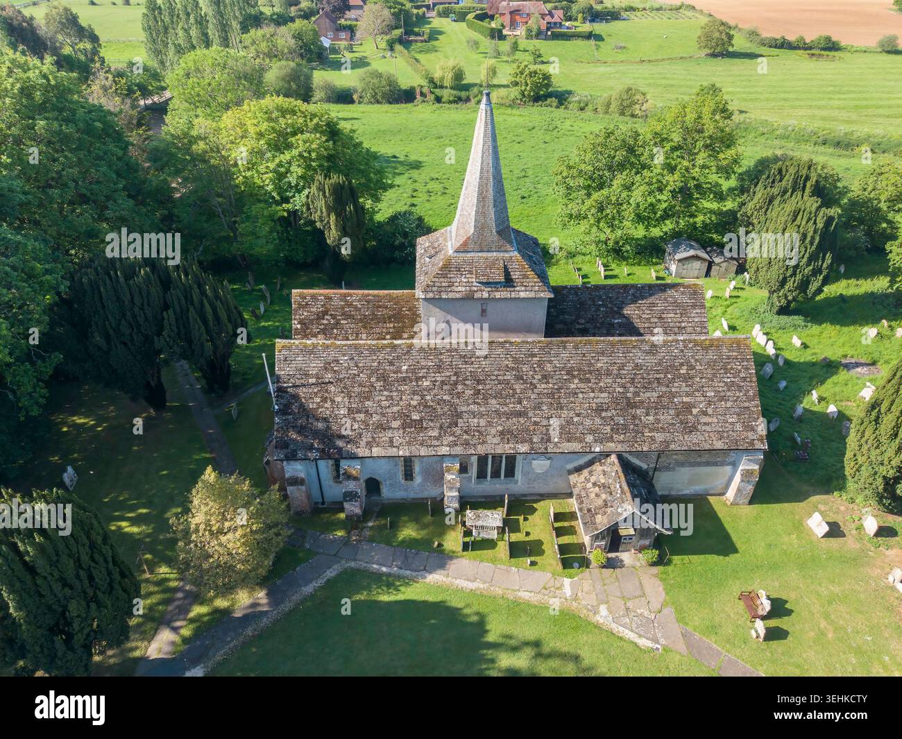 veduta aerea della chiesa parrocchiale di san giorgio, classificata di grado 1, a ovest di grinstead, nel sussex occidentale, risalente all'xi secolo Foto Stock