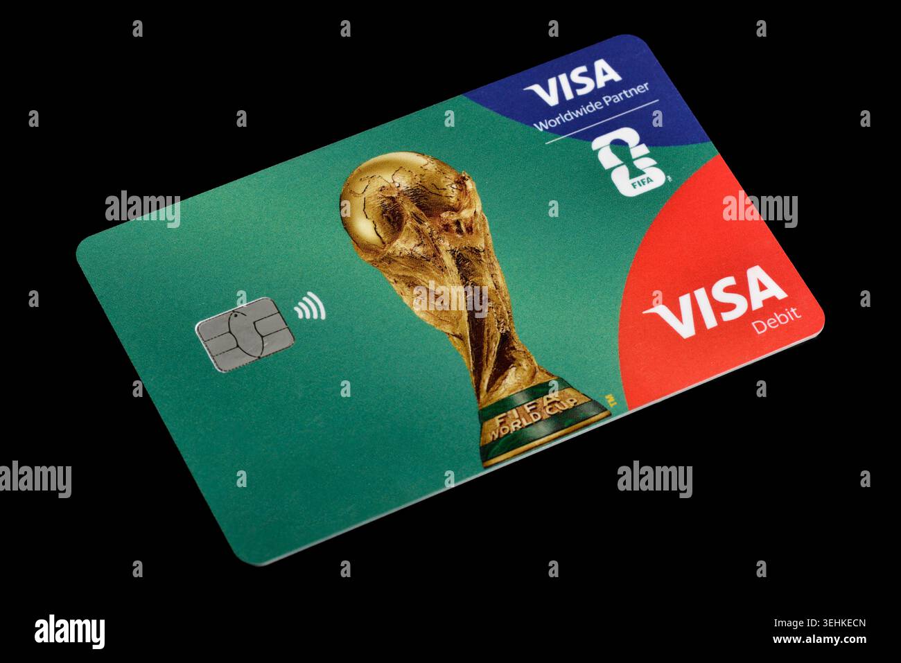Carta di debito Visa partner mondiale e sponsor ufficiale per le finali della Coppa del mondo FIFA 2026, isolata sul nero Foto Stock