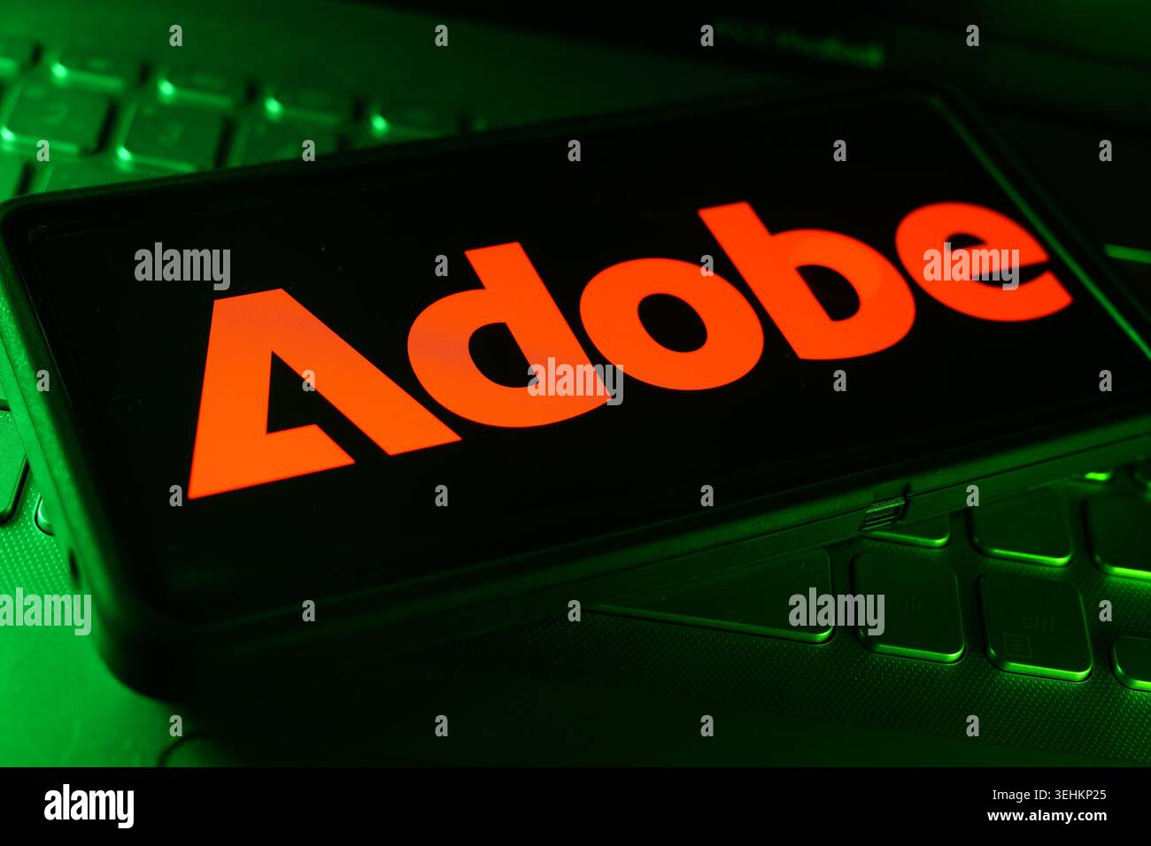 Logo Adobe Creative software Corporation visualizzato sullo schermo con sfondo Financial Stock Chart e illuminazione a LED vivace Foto Stock