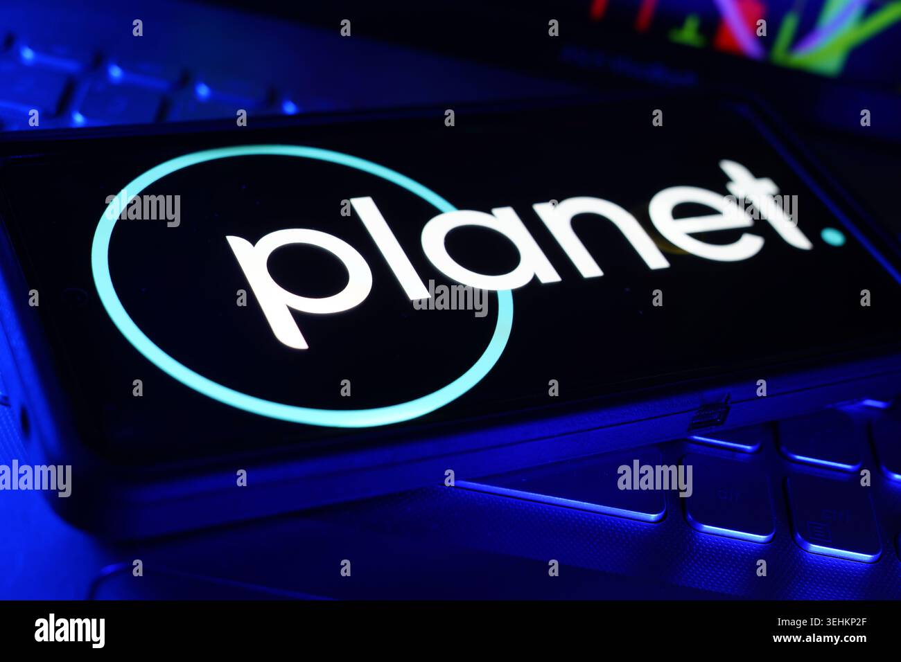 Planet Labs Earth Observation satellite Imagery Logo aziendale visualizzato sullo schermo con sfondo delle prestazioni della tabella delle scorte finanziarie Foto Stock