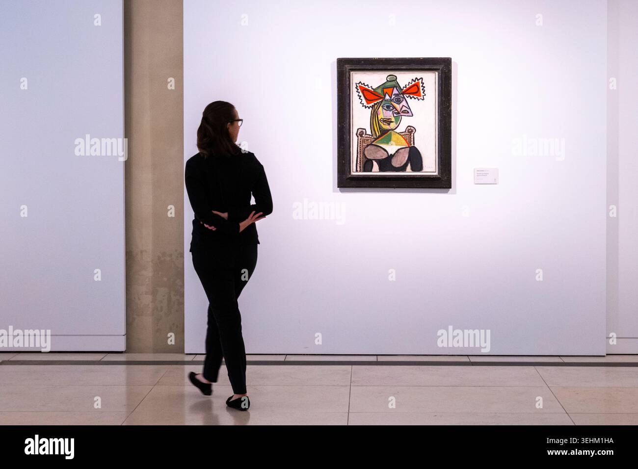 La donna vede Pablo Picasso dipingere Femme au chapeau dans un fauteuil al Musee Granet XXe, una galleria d'arte moderna ad Aix-en-Provence, in Francia Foto Stock