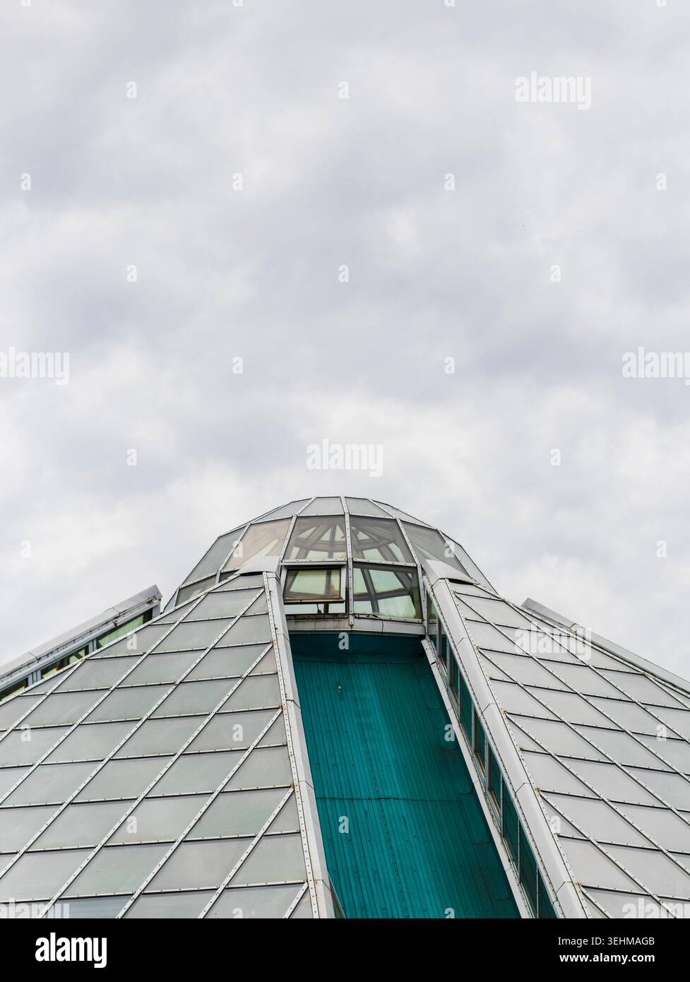 La struttura nell'immagine è un primo piano di una cupola o cupola di vetro, probabilmente serra Foto Stock