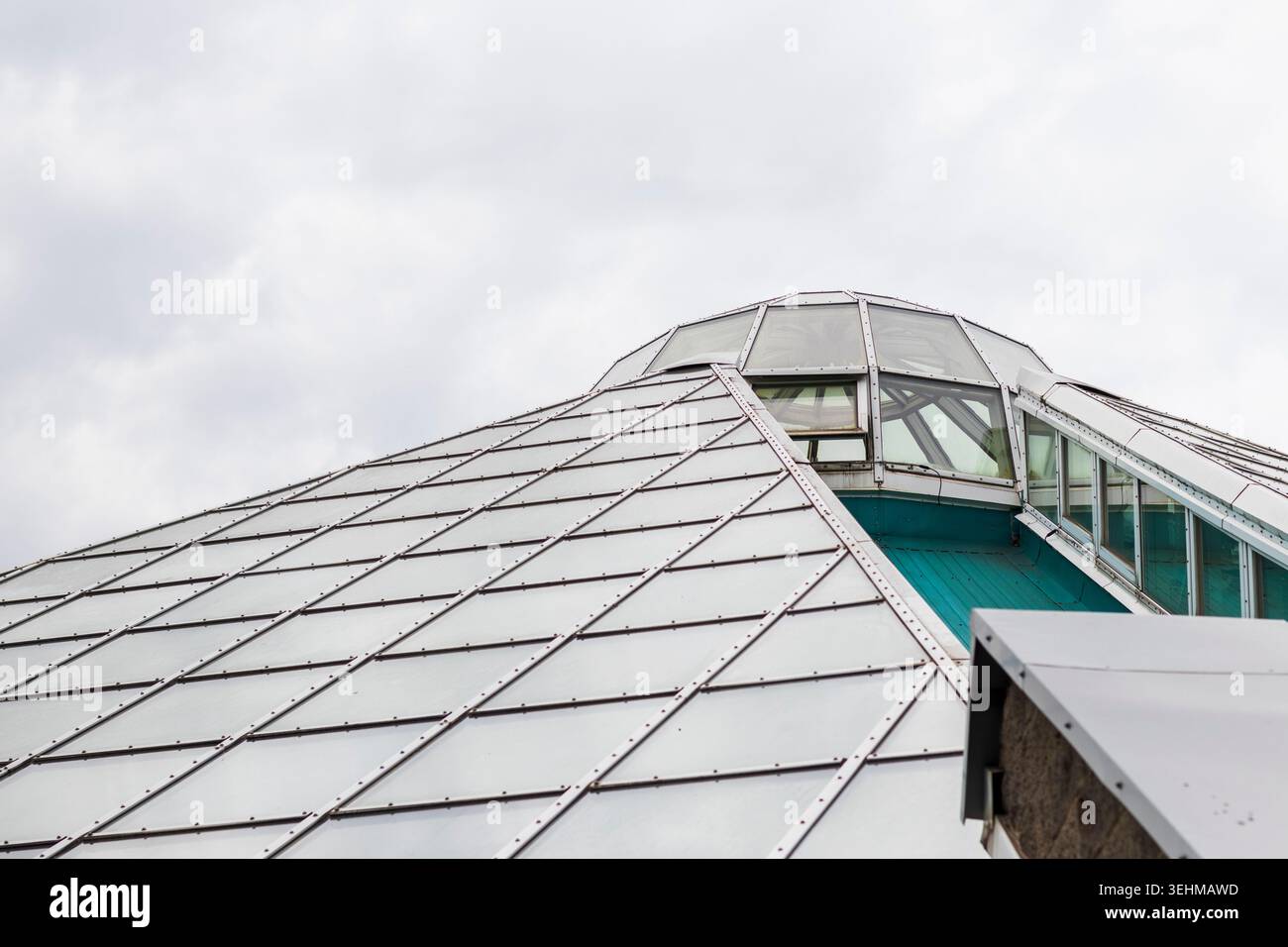 La struttura nell'immagine è un primo piano di una cupola o cupola di vetro, probabilmente serra Foto Stock