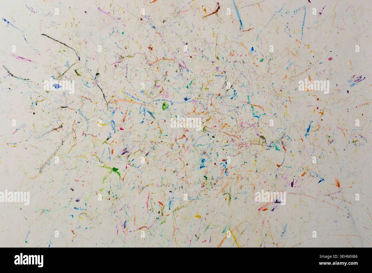 scarabocchi di cera multicolore su carta bianca, linee sovrapposte e segni di disegno vivaci, struttura di sfondo full frame, educazione all'infanzia Foto Stock