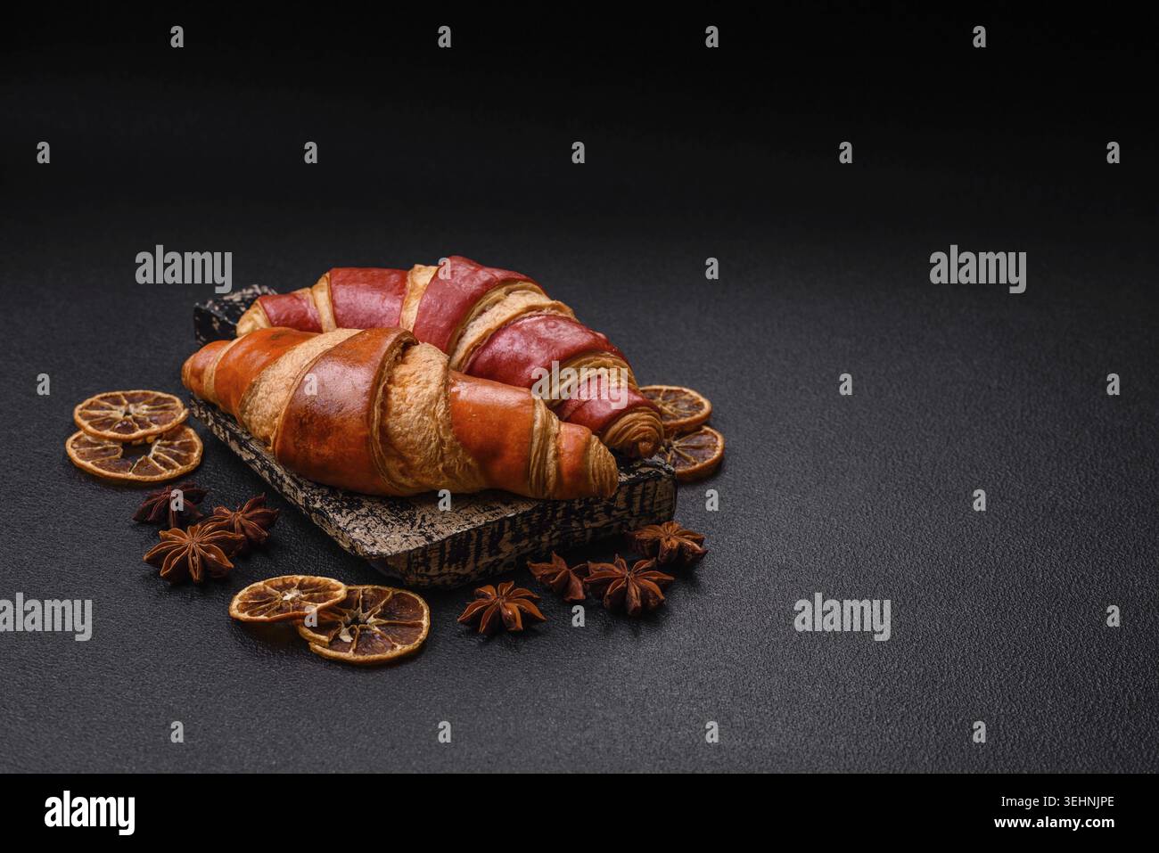 Cibo, deliziosi croissant freschi e croccanti con ripieno di cioccolato. Prodotti da forno per il caffè mattutino Foto Stock