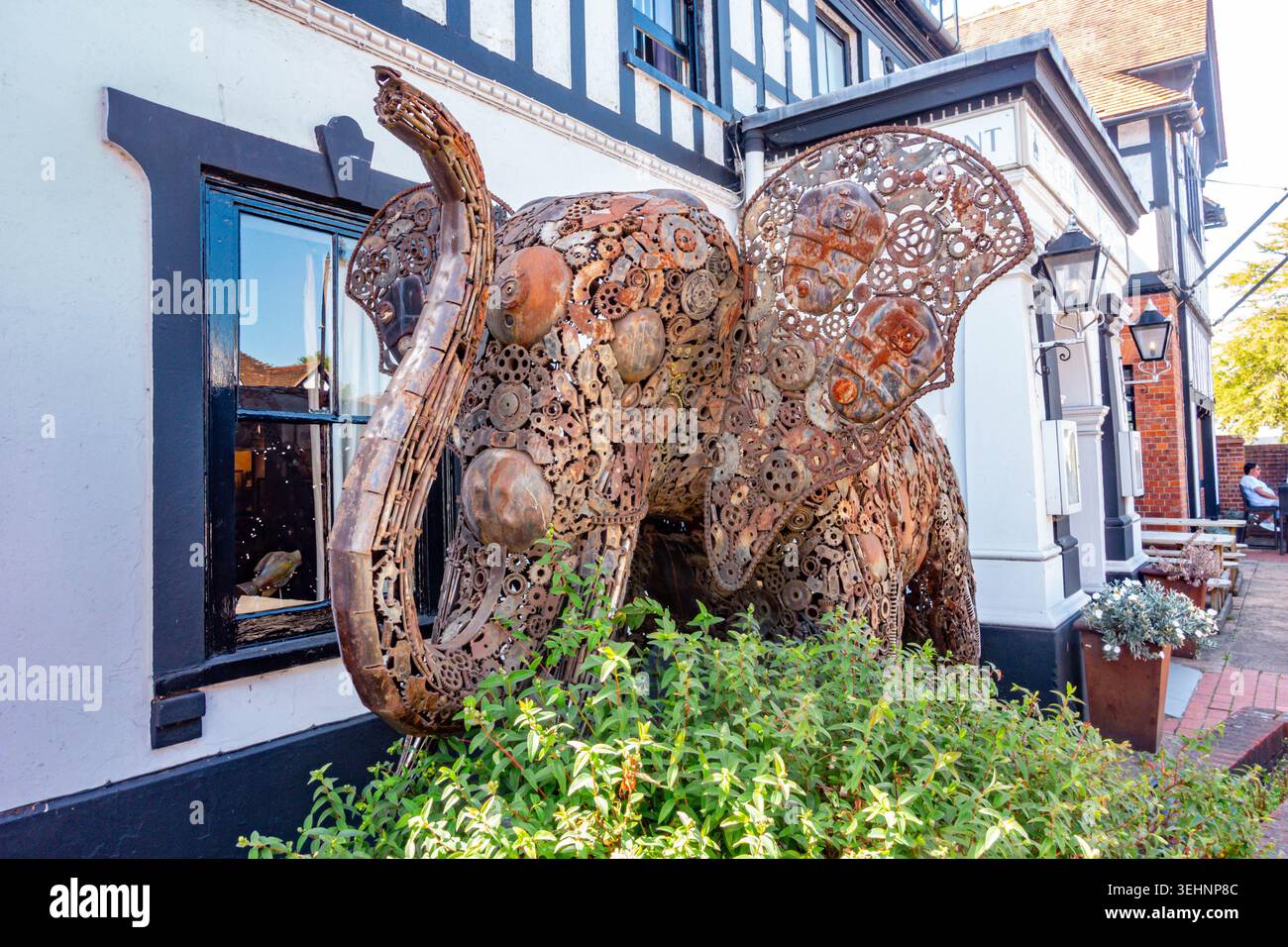 L'elefante a Pangbourne è un hotel si trova nel pittoresco West Berkshire villaggio di Pangbourn. È dotato di un moderno scultura metallica di un elefante. Foto Stock