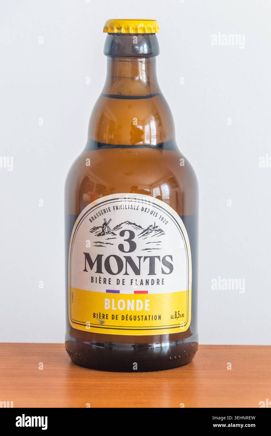 Pruszcz Gdanski, Polonia - 12 aprile 2026: Birra bionda francese 3 Montrs. Foto Stock