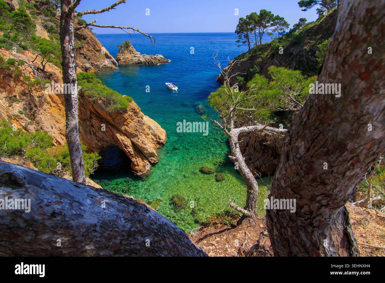 Baia nascosta a Cala sa Corbatera con barca, Costa Brava, nella regione di Palamos Foto Stock
