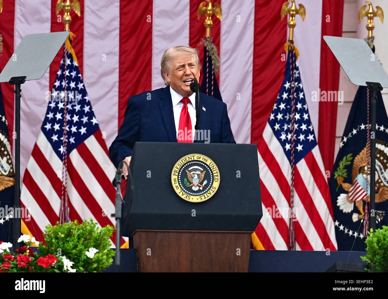 Arlington, Stati Uniti. 25 maggio 2026. Il presidente degli Stati Uniti Donald J Trump pronuncia le sue osservazioni nell'anfiteatro dopo aver deposto una corona presso la Tomba degli ignoti all'Arlington National Cemetery di Arlington, Virginia, il Memorial Day, lunedì 25 maggio 2026. Foto di Kyle Mazza /UPI credito: UPI/Alamy Live News Foto Stock