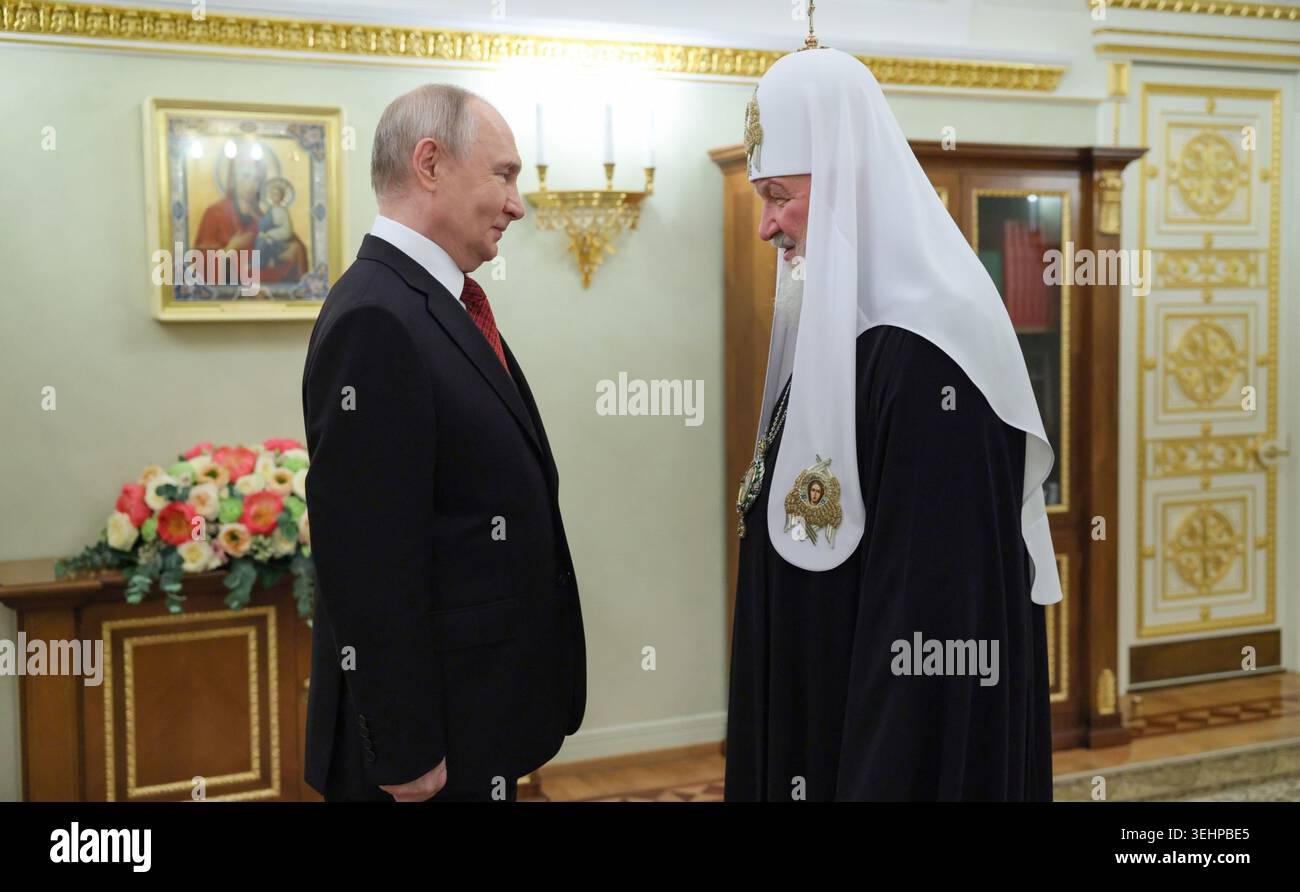 Mosca, Russia. 24 maggio 2026. Il presidente russo Vladimir Putin, a sinistra, si congratula con il Patriarca ortodosso russo Kirill di Mosca e di tutta la Russia per la festa dei Santi Cirillo e Metodio nelle camere patriarcali del Cremlino, 24 maggio 2024, a Mosca, Russia. Crediti: Vyacheslav Prokofyev/piscina del Cremlino/Alamy Live News Foto Stock