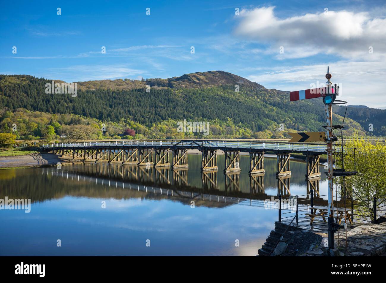 Ponte a pedaggio Penmaenpool - un ponte in legno di grado II che attraversa l'estuario da Dolgellau a Barmouth nel Galles del Nord, Regno Unito Foto Stock