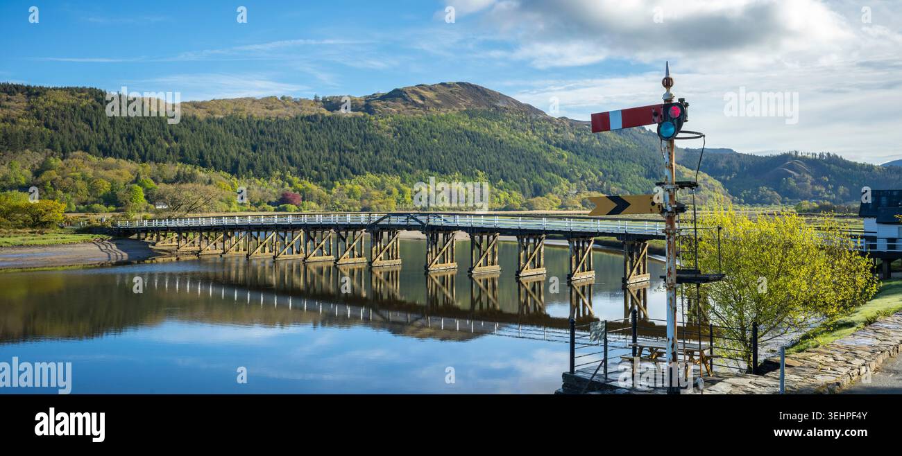 Ponte a pedaggio Penmaenpool - un ponte in legno di grado II che attraversa l'estuario da Dolgellau a Barmouth nel Galles del Nord, Regno Unito Foto Stock