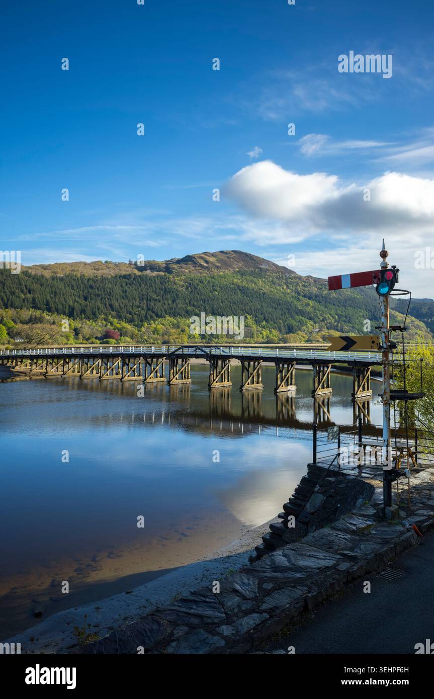 Ponte a pedaggio Penmaenpool - un ponte in legno di grado II che attraversa l'estuario da Dolgellau a Barmouth nel Galles del Nord, Regno Unito Foto Stock