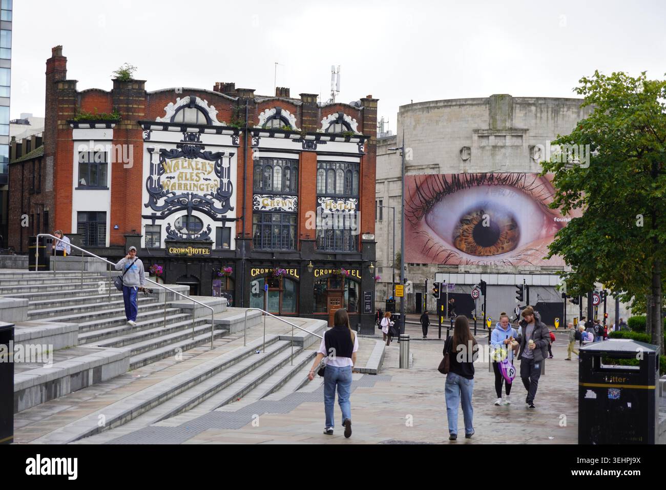 I pedoni passeranno davanti allo storico pub decorato con decorazioni "The Old Ship" (ex Hackney Ales Warrington) nell'area di Hackney, Liverpool. Foto Stock