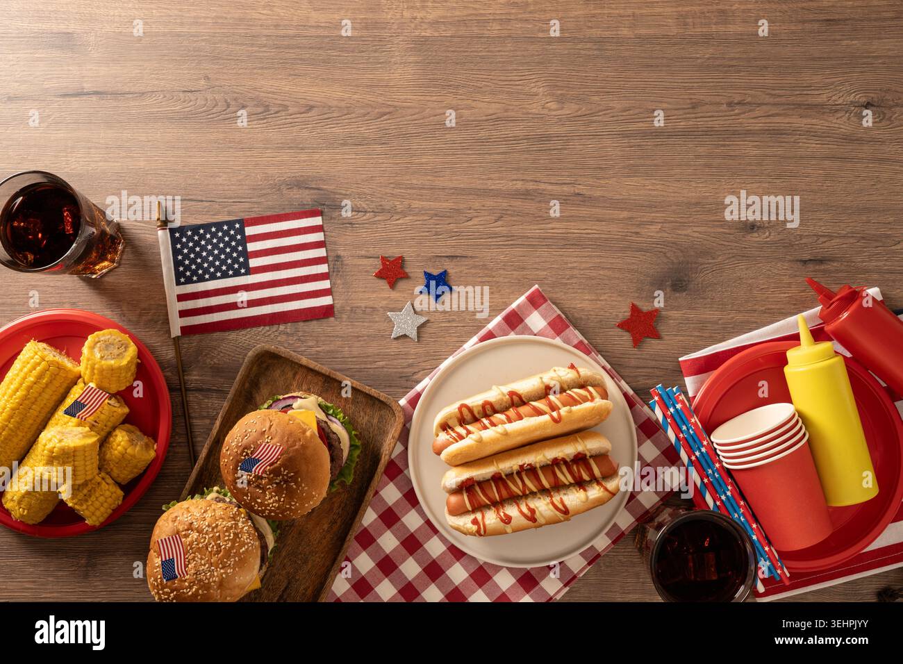 Barbecue americano con hamburger, hot dog, mais e decorazioni patriottiche su un tavolo di legno con ampio spazio per le copie. Foto Stock