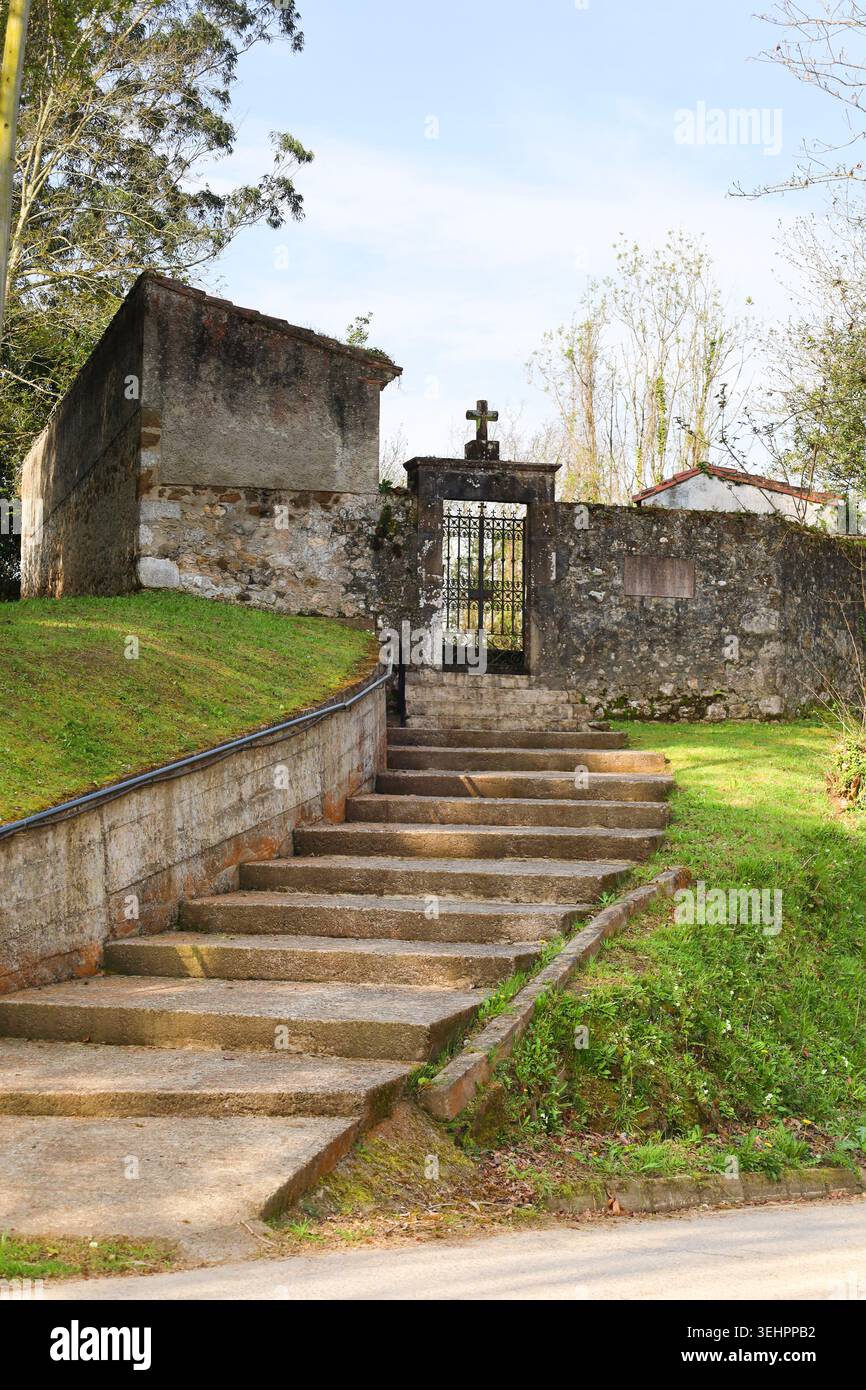 Il cimitero del villaggio di Ucio nelle Asturie, Spagna Foto Stock