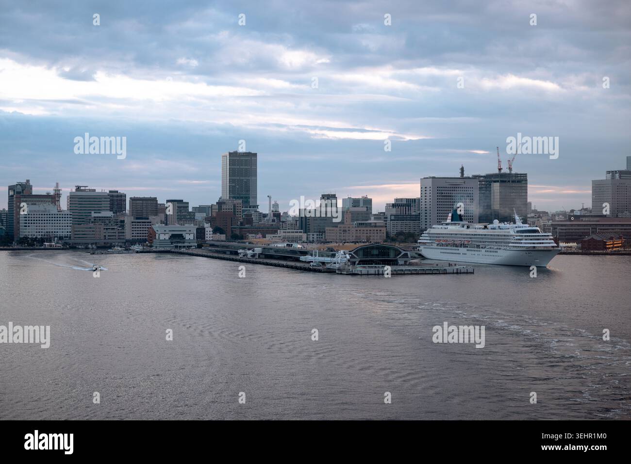 Vista sul porto di Yokohama e sulla baia di Tokyo dal lungomare di Yokohama, Giappone. Foto Stock