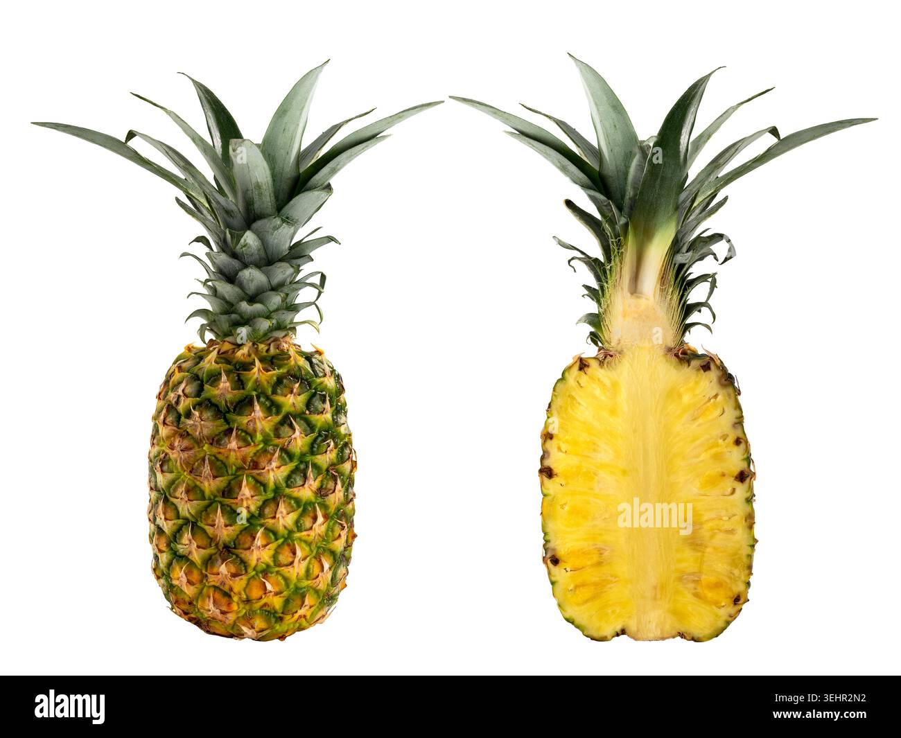 Ananas intero e un ananas tagliato a metà, tagliato su bianco, con percorso di ritaglio incluso Foto Stock