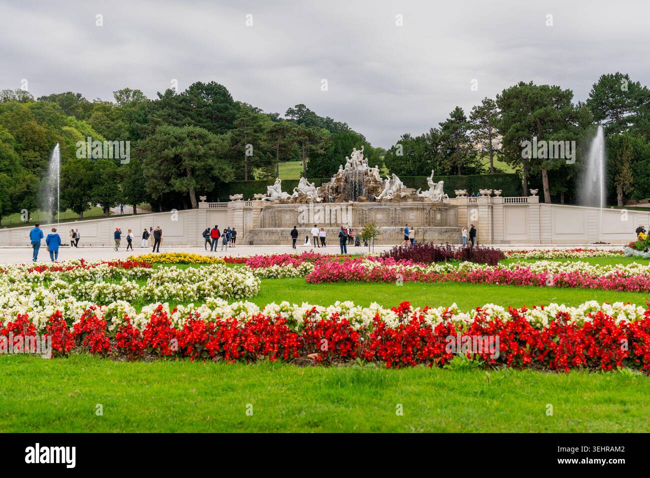 Vienna, Austria – 25 settembre 2023 Schoenbrunn Flowers and Nettuno Fountain Vienna Austria Foto Stock