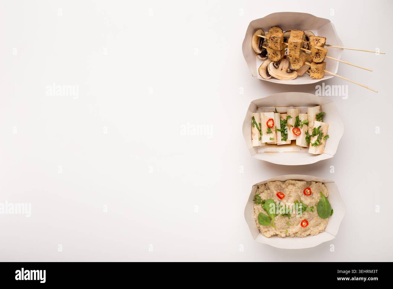 Appetitosi alimenti di soia alternativi in piatti di carta Foto Stock