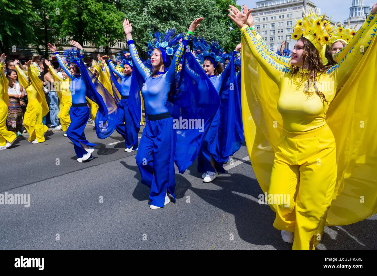 Berlino, Germania - 24 maggio 2026: Donne ucraine che indossano costumi blu e gialli ballano durante la sfilata del Carnevale delle Culture. Foto Stock