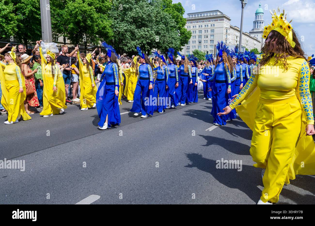 Berlino, Germania - 24 maggio 2026: Donne ucraine che indossano costumi blu e gialli ballano durante la sfilata del Carnevale delle Culture. Foto Stock