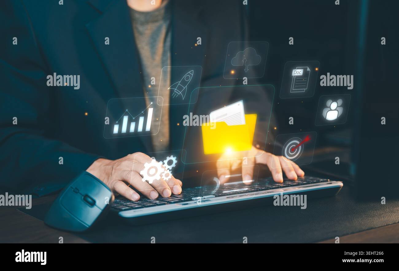 Sistema di gestione dei documenti (DMS) e concetto di archiviazione cloud. Uomo d'affari che usa un laptop per l'organizzazione di file digitali, l'infrastruttura di database online, un Foto Stock