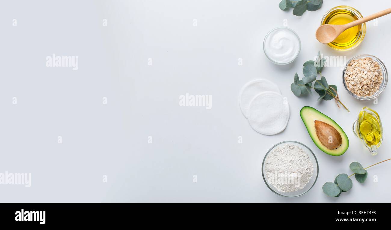 Scrub ecologico naturale per crema corpo e trattamento di avocado e miele Foto Stock
