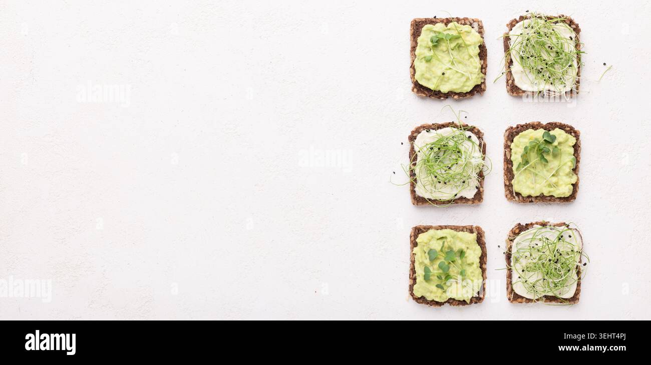 Panini con formaggio tofu, avocado e microgreen Foto Stock