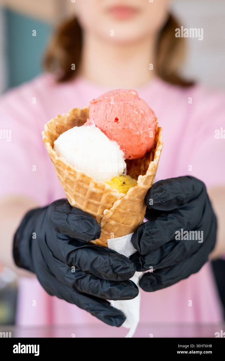 Venditore di gelati, dolciumi gelatiere mano Foto Stock