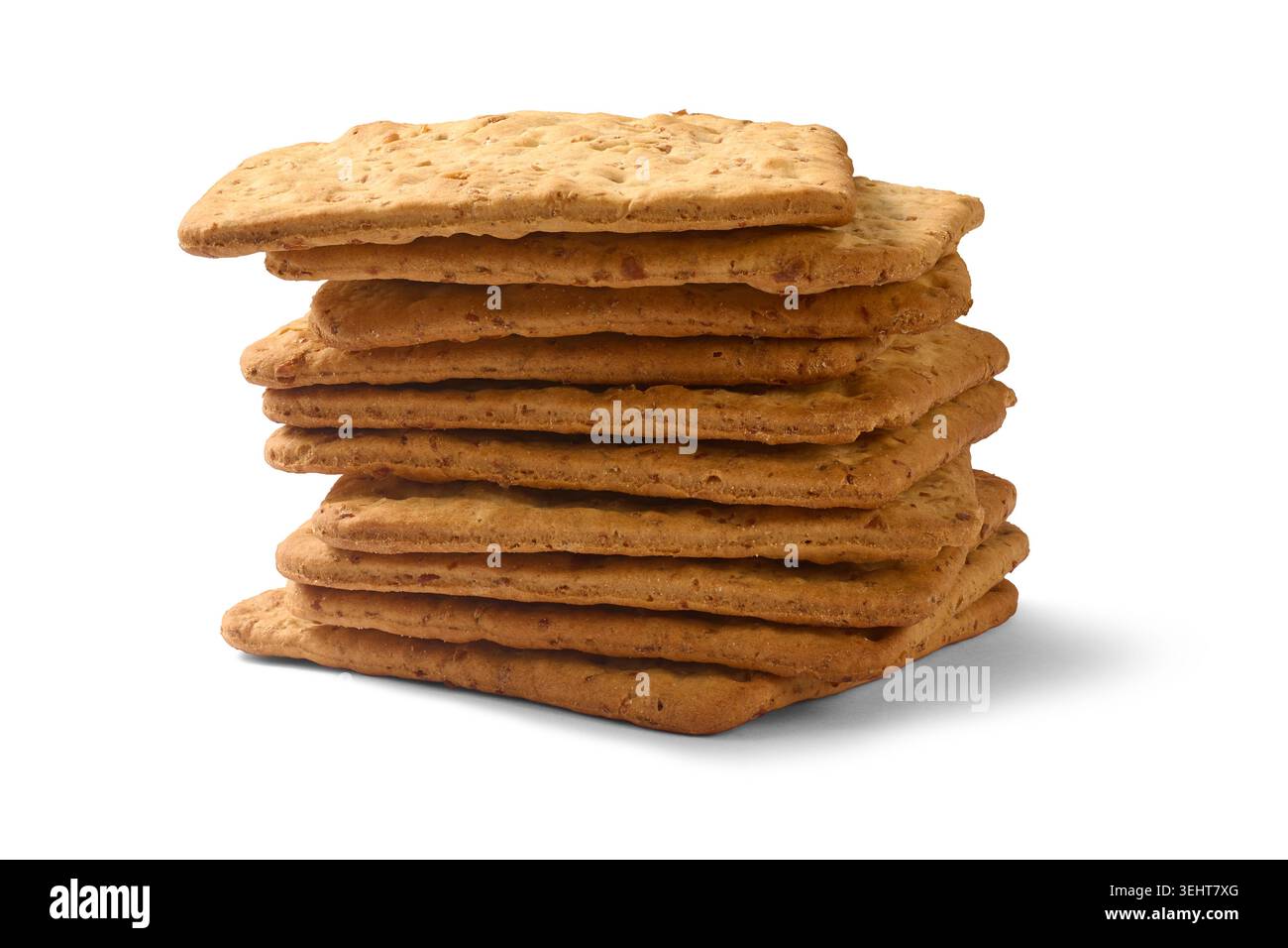 pila di cracker rettangolari al forno marrone sfondo bianco isolato, croccanti biscotti di farina di grano, vista laterale con ombra Foto Stock