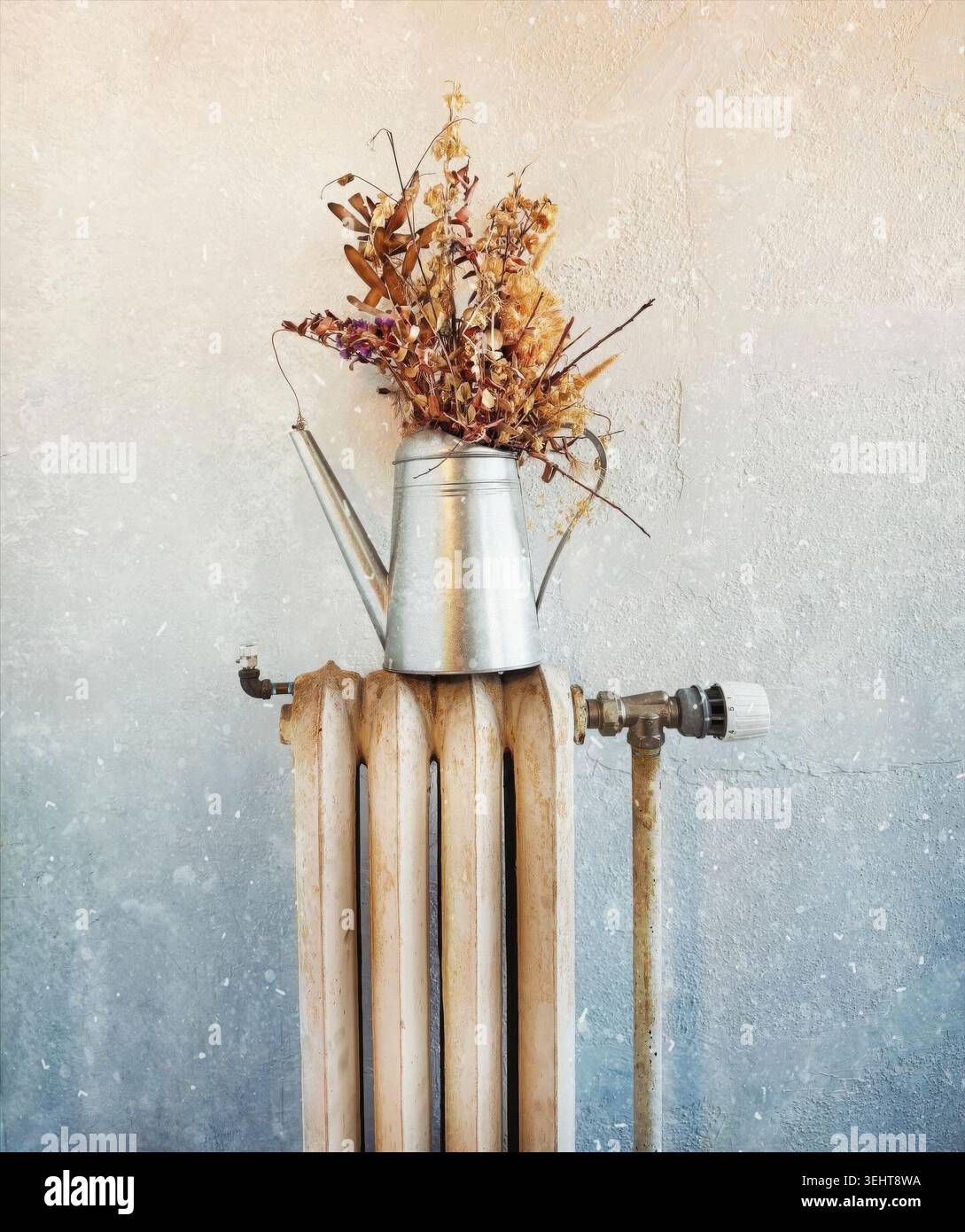 Una caraffa vintage piena di fiori si trova in cima a un radiatore vecchio stile e contro una parete a chiazze blu-verde. Foto Stock