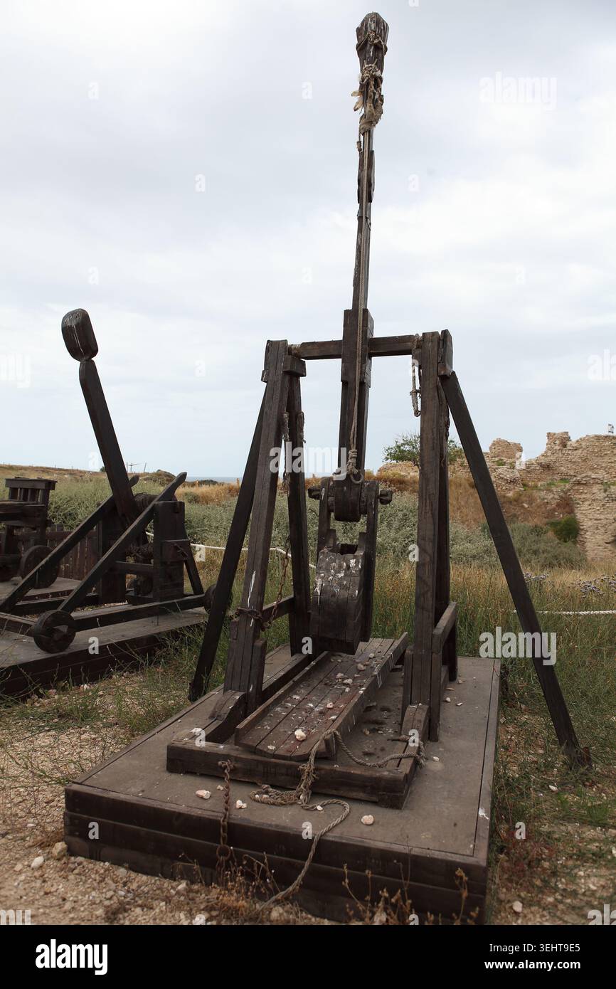 Trebuchet, potente motore da guerra del XII secolo, usato per lanciare proiettili pesanti come pietre catapulte su lunghe distanze per causare distruzione pesante. Foto Stock