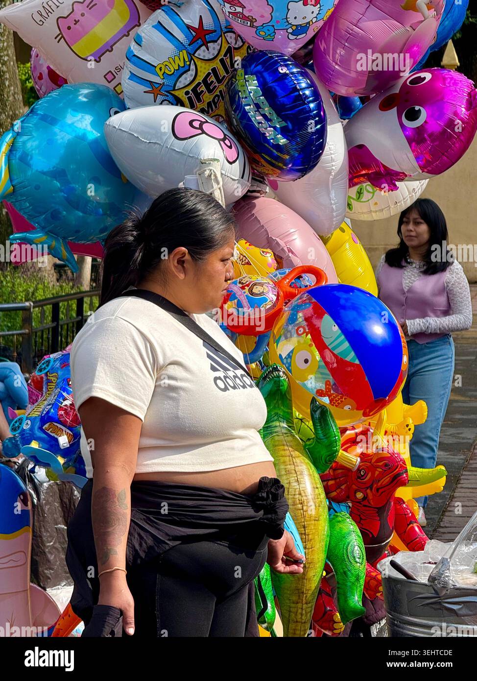 Una donna vende palloncini colorati a Coyoacán, città del Messico Foto Stock