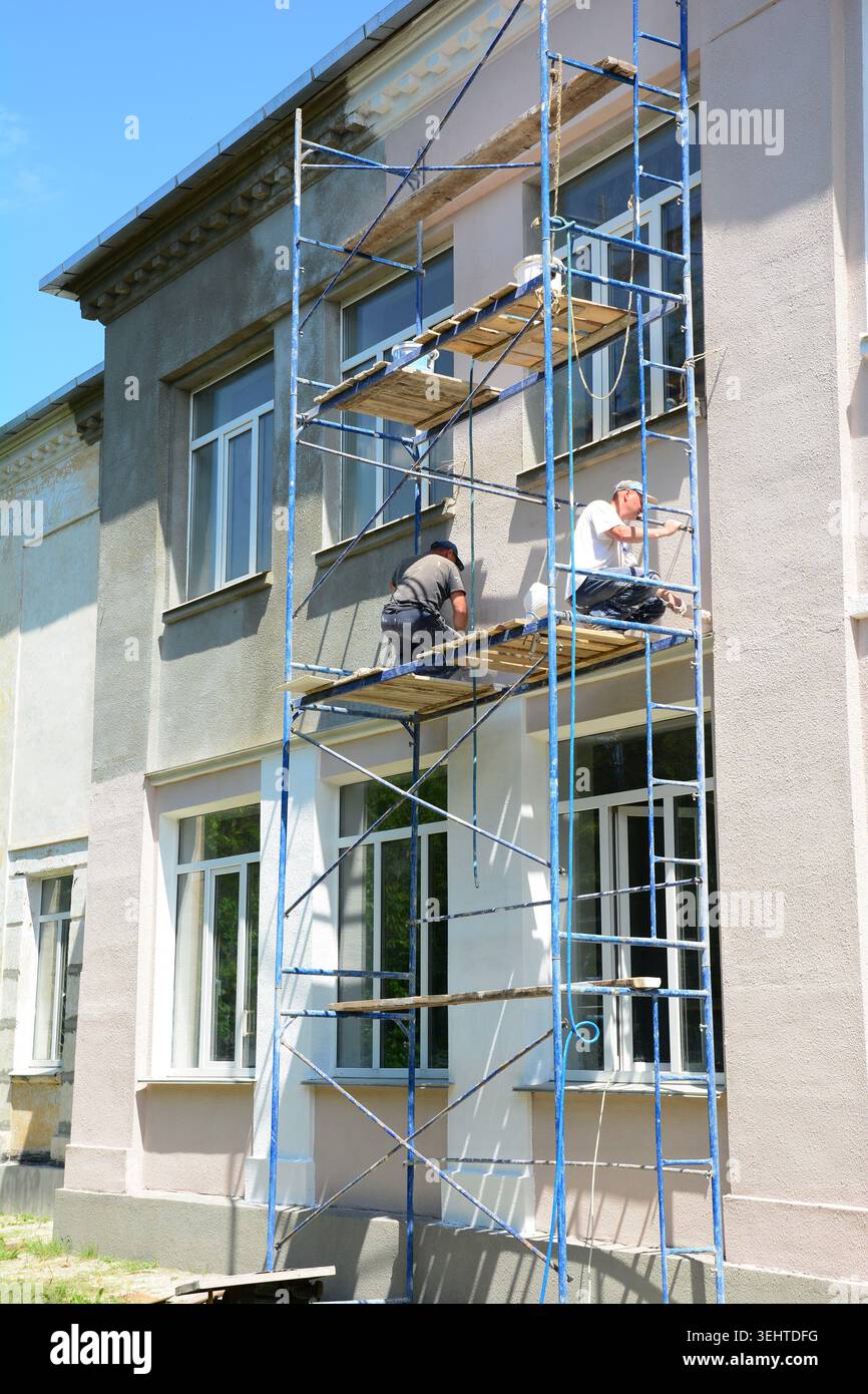 Lavori di ristrutturazione dell'esterno della casa e riparazione facciate Foto Stock