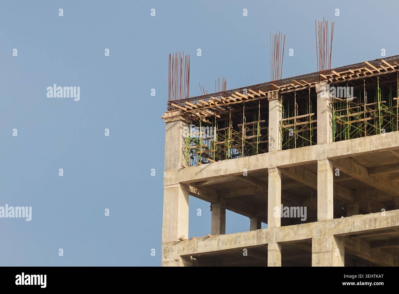 Una bacchetta di ferro calda incornicia la salita. I gradini del terrazzo presentano una trama a chiazze. L'architettura si fonde con moderno e invitante. Foto Stock