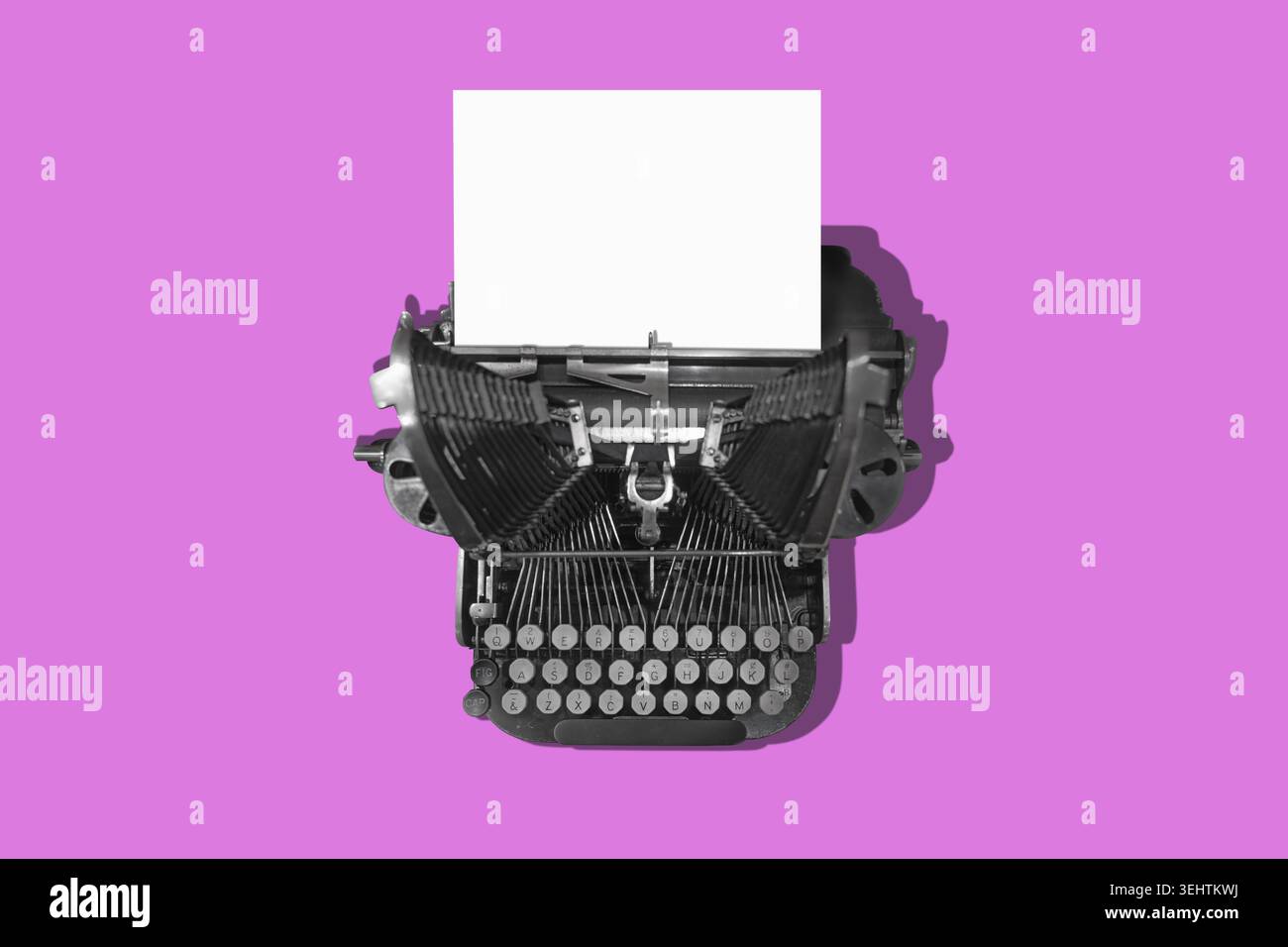 Macchina da scrivere rosa vintage con un foglio di carta bianco. Concetto per scrivere e inviare un messaggio. Foto Stock