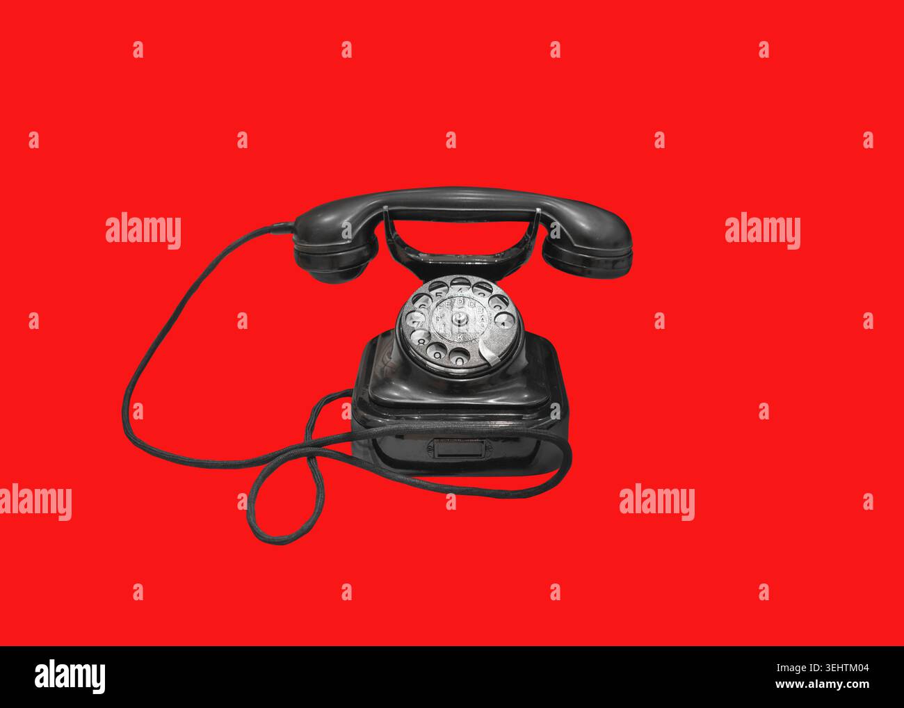 telefono rosso fisso, isolato su sfondo libero. Foto Stock