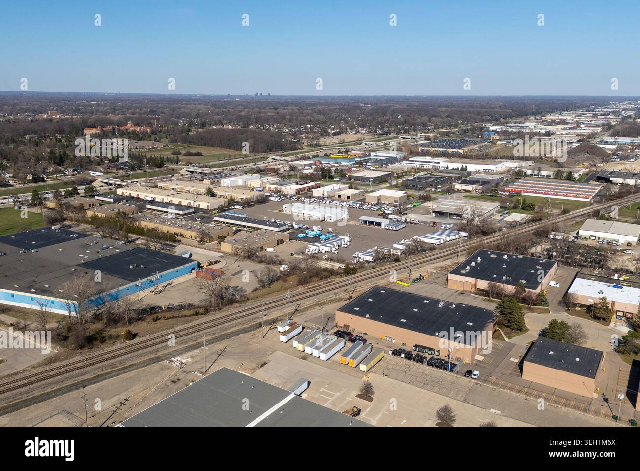 Ampia e lunga veduta aerea dell'esteso quartiere industriale commerciale urbano Foto Stock
