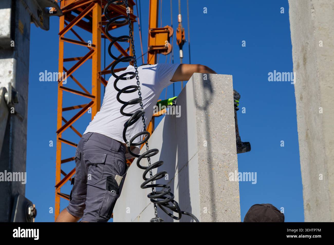 Il muratore lavora su una nuova casa indipendente Foto Stock