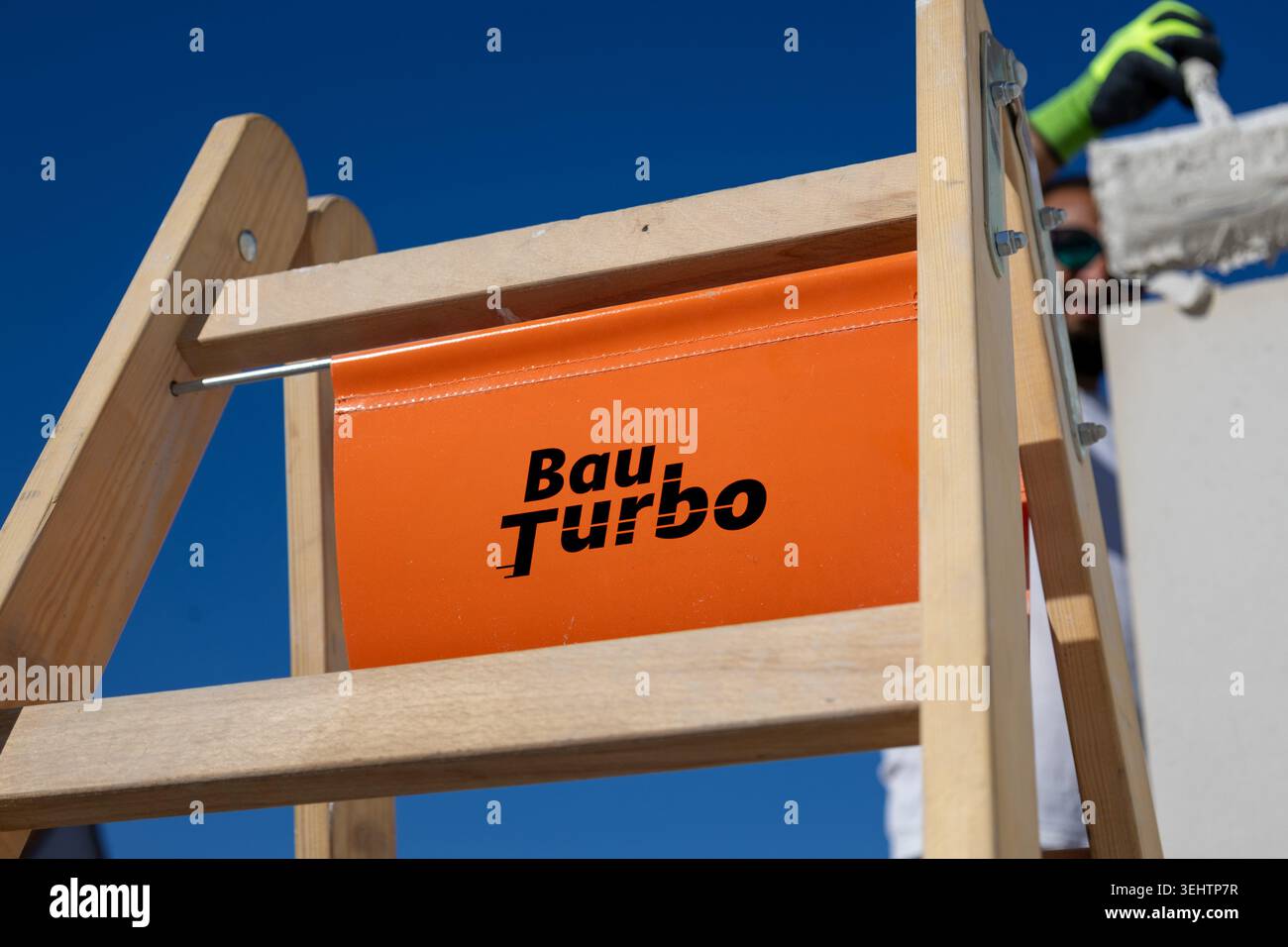 (Montaggio fotografico) Una scala in un cantiere con il logo BAUTURBO sovrapposto digitalmente Foto Stock