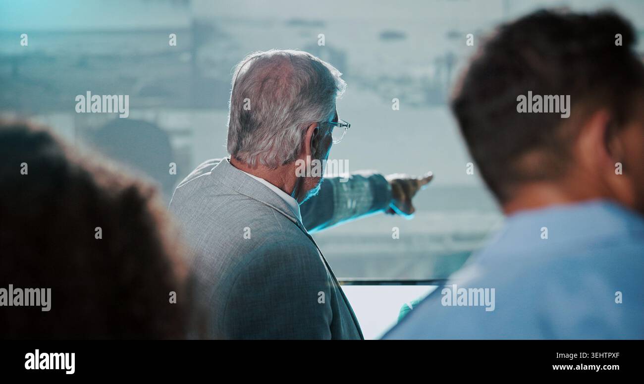 Sicurezza, briefing e punto in sala di controllo con donna per strategia, pianificazione per sorveglianza satellitare. Governo, presentazione e persone in cctv Foto Stock