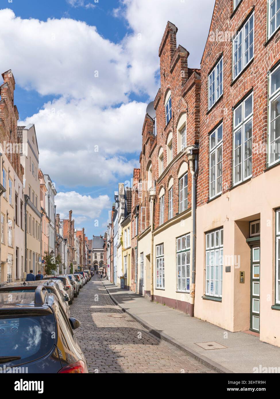 Tipica strada acciottolata nella città vecchia di Lübeck, Schleswig-Holstein, Germania Foto Stock