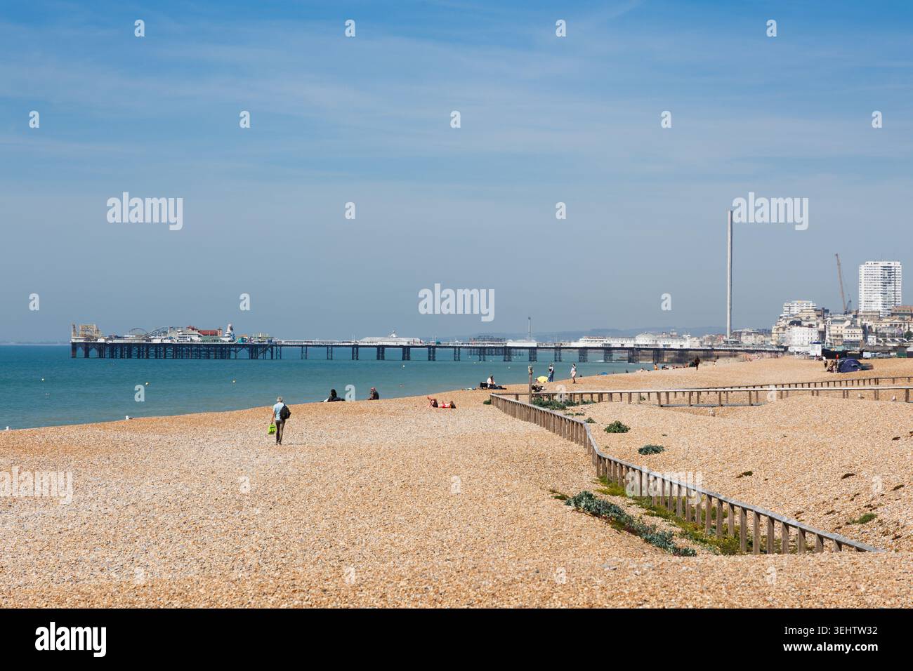 Molo e spiaggia di Brighton in una giornata calda. East Sussex, Regno Unito Foto Stock